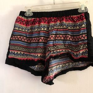 En creme cloth shorts